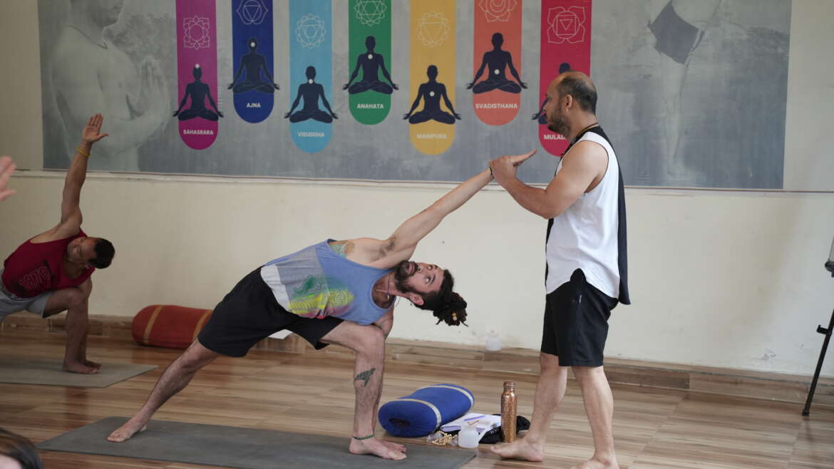 Why Vinyasa Yoga School Rishikesh Is Yet Premium Choice For Solo Yogis?